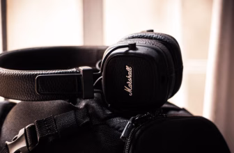 Noise-Cancelling-Kopfhörer auf Reisen