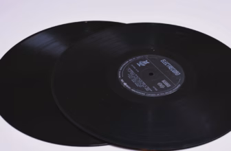 Nahaufnahme zweier schwarzer Vinyl-Schallplatten mit sichtbaren Rillen