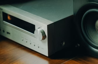 Nahaufnahme eines hochwertigen AV-Receivers mit Lautsprecher, Metallgehäuse