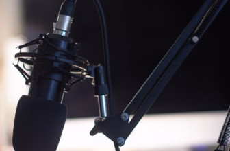 Nahaufnahme eines Kondensatormikrofons in einem Tonstudio