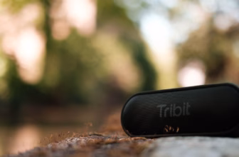 Tragbarer Lautsprecher auf einer Bank im Grünen als Sinnbild für portable Smart-Lautsprecher