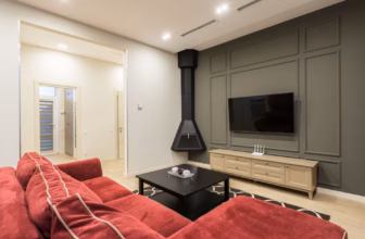 Modernes Wohnzimmer mit an der Wand montiertem Fernseher und dezenter Soundbar-Aufstellung