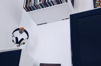 Moderner Wohnbereich mit Kopfhörern, Vinyl-Schallplatten und Unterhaltungselektronik als Sinnbild für ein heimisches Musik-Streaming-Setup