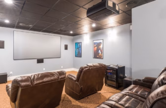 Gemütliches Heimkino-Setup mit Ledersesseln und AV-Technik im Wohnzimmer