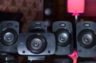 Nahaufnahme eines Surround-Lautsprecher-Systems mit Fernbedienung im Heimkino