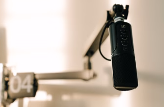 Professionelles XLR-Mikrofon an einem Mikrofonarm in einem Podcast-Studio