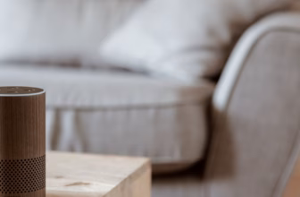 Moderner smarter Lautsprecher auf einem Holztisch in einem gemütlichen Wohnzimmer