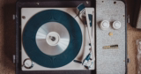 Plattenspieler mit Lautsprecher kaufen: Die besten Einsteiger-Modelle 2026 im Überblick
